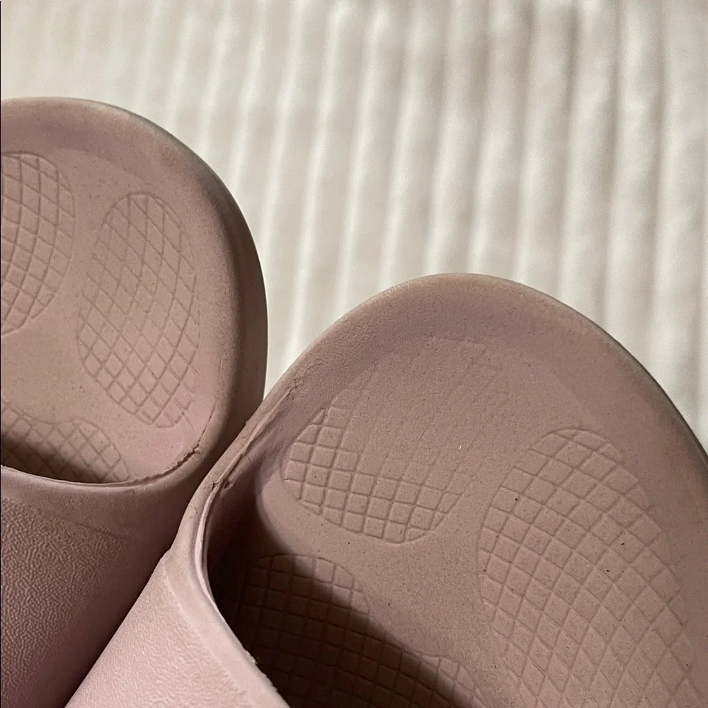Oofos Mauve Slide Sandals | Size 8